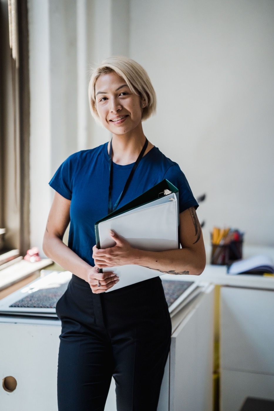 Enseignante avec classeur